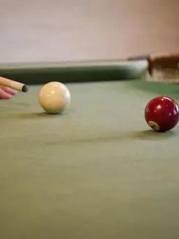 Billardtisch mit zwei Kugeln und Billardqueue, Nahaufnahme