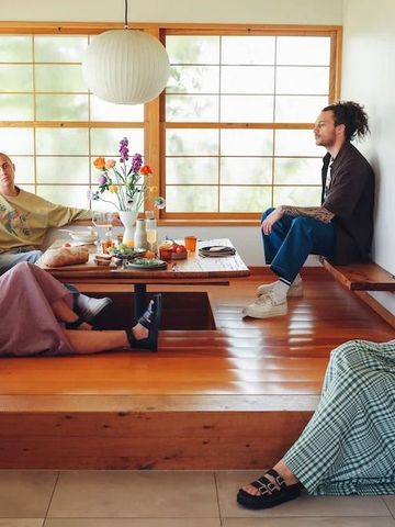 Gemütliche Sitzecke im japanischen Stil mit Tageslicht und Gästen