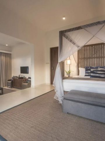 Luxuriöse Suite mit Himmelbett und gemütlicher Sitzecke