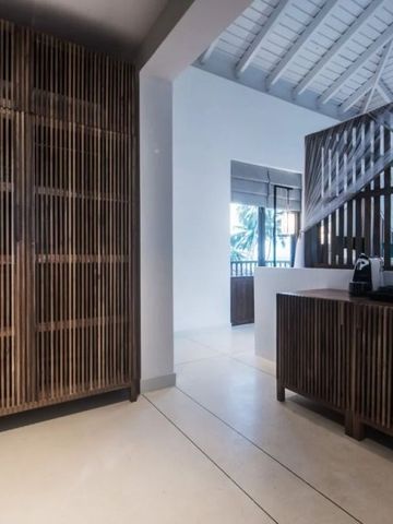 Stylische Innenarchitektur in der Hotellobby mit Holzwänden