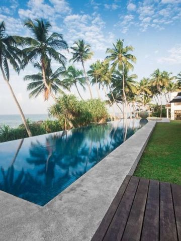 Infinity Pool mit Blick auf das Meer und Palmen