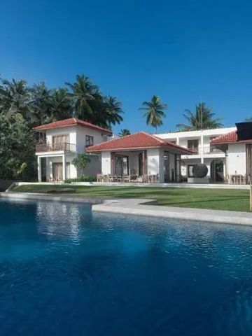 Blick auf den Pool und tropische Villen mit roten Dächern