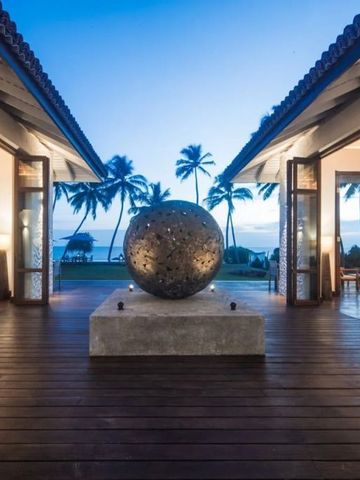 Offene Terrasse mit Blick aufs Meer bei Sonnenuntergang