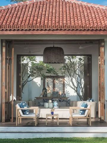 Elegante Lounge mit offenen Türen und Holzakzenten