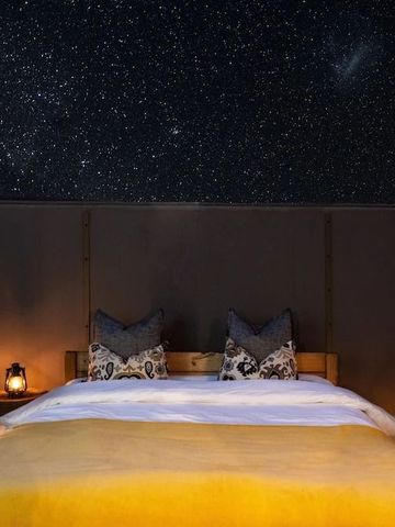 Gemütliches Bett unter freiem Sternenhimmel