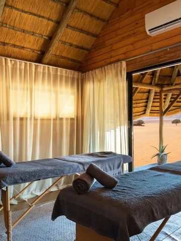 Spa-Raum mit zwei Massagetischen in natürlicher Umgebung