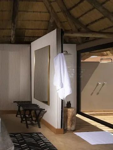 Luxuriöses Badezimmer mit Panoramaausblick im Kwessi Dunes Hotel