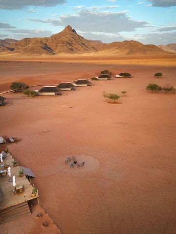 Luftaufnahme der Lodges in der Wüstenlandschaft von Namibia