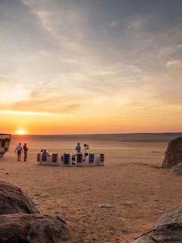 Outdoor-Essbereich in der Namib-Wüste bei Sonnenuntergang