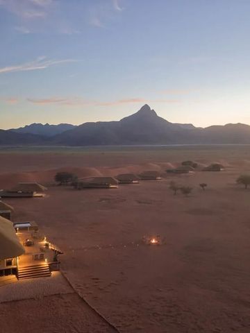 Blick über die Wüstendünen bei Sonnenuntergang