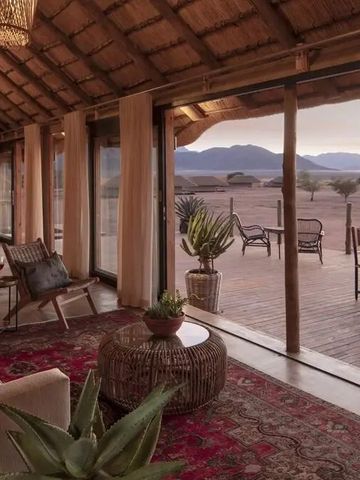 Luxuriöse Lounge mit Blick auf die Wüstenlandschaft