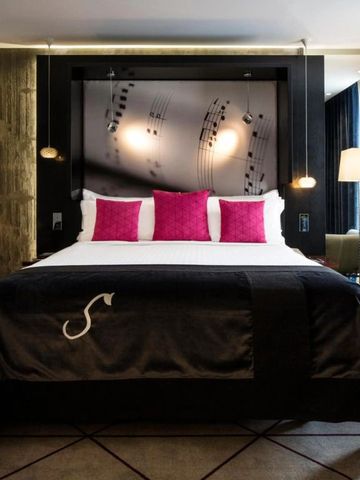 Modernes Hotelzimmer mit eleganter Dekoration und farbigen Kissen