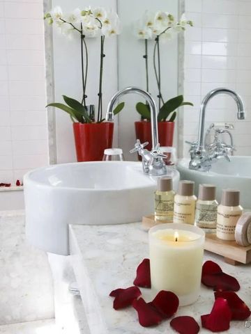 Badezimmer mit weißen Fliesen und dekorativen Elementen