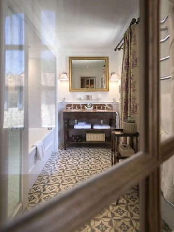 Luxuriöses Badezimmer mit stilvollem Waschbecken und dekorativen Fliesen