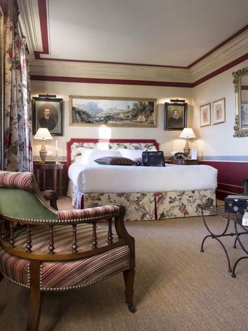 Charmantes Schlafzimmer mit klassischer Einrichtung und kunstvollen Dekorationen