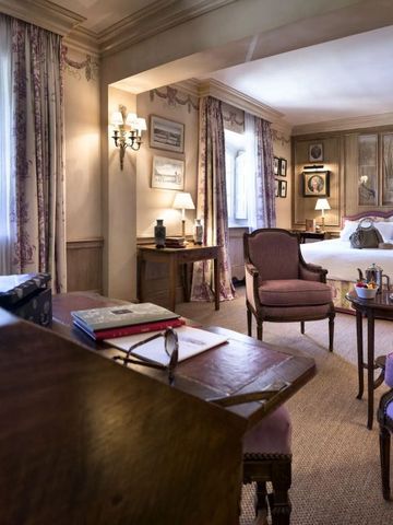 Elegantes Hotelzimmer mit antiken Möbeln und luxuriösem Bett.