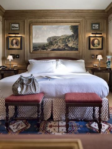 Geräumiges Schlafzimmer mit großem Bett und stilvollen Gemälden an der Wand.