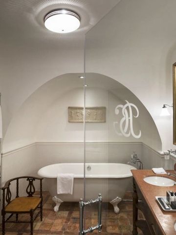 Luxuriöses Badezimmer mit freistehender Badewanne und Doppelwaschbecken.