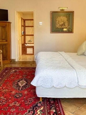 Gemütliches Zimmer mit Holzmöbeln und klassischem Teppich im Hotel