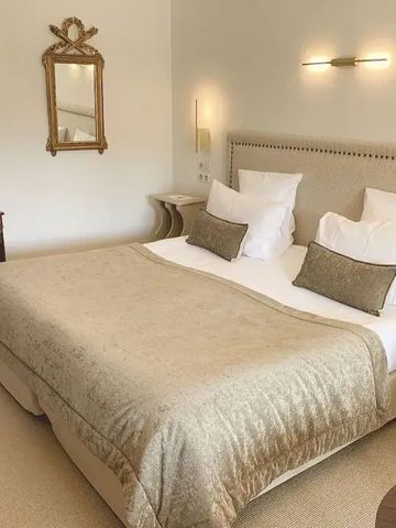 Luxuriöses Zimmer in warmen Beige-Tönen mit klassischer Einrichtung