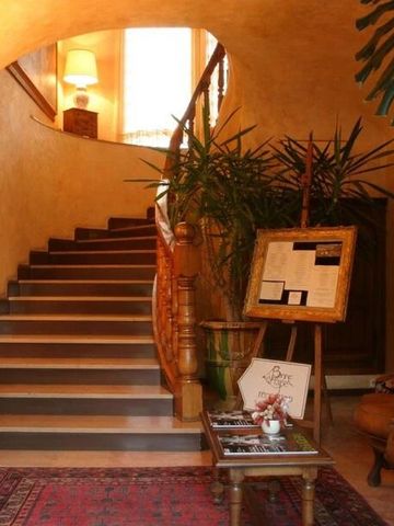 Elegante Lobby mit Treppe und Pflanzen