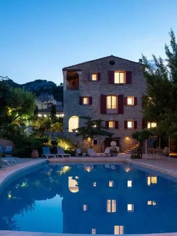 Hotel und Pool bei Dämmerung mit stimmungsvoller Beleuchtung