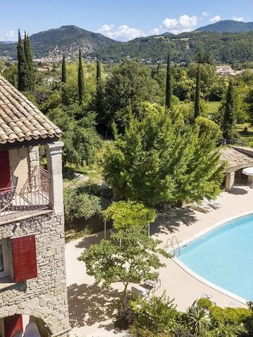 Hotelanlage mit Pool, umgeben von Natur und Bergen