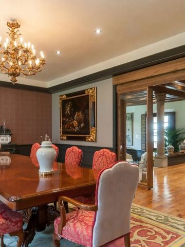 Elegantes Esszimmer mit Kronleuchter und klassischem Mobiliar