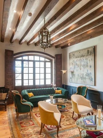 Elegantes Wohnzimmer mit Holzbalken und luxuriösen Möbeln