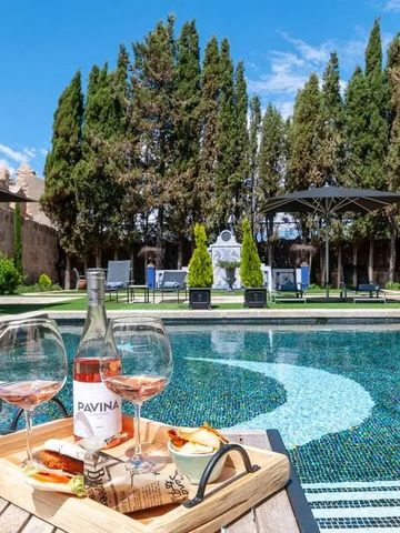 Außenpool umgeben von Bäumen mit einem Tablett auf einem Tisch