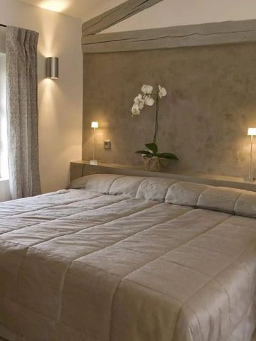 Gemütliches Doppelzimmer mit warmen Farben und modernen Annehmlichkeiten