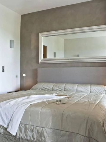 Modern eingerichtetes Zimmer mit Kingsize-Bett und stilvollem Dekor