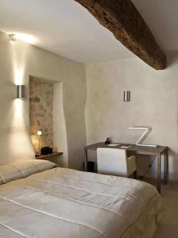 Charmantes Schlafzimmer mit sichtbaren Holzbalken und Schreibtischecke