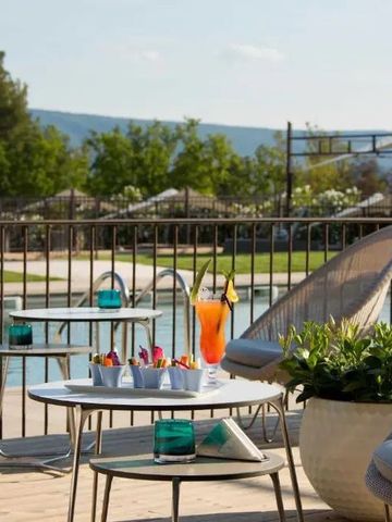 Außenbereich mit Pool, modernen Gartenmöbeln und Cocktail.