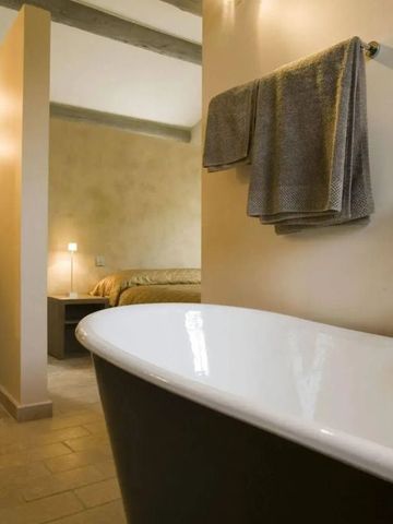 Schlafbereich mit freistehender Badewanne und entspannter Atmosphäre.