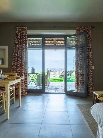 Zimmer mit Esstisch und Blick auf Terrasse mit Panorama