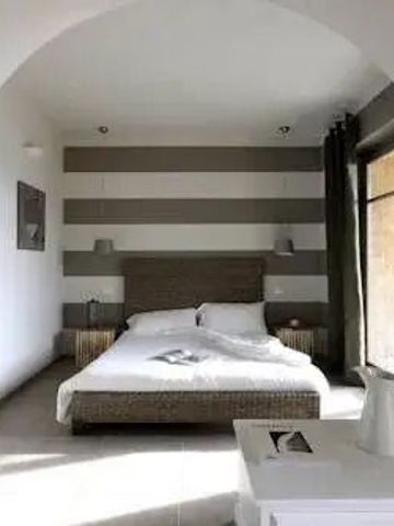 Modern eingerichtetes Zimmer mit Doppelbett und großzügigem Tageslicht