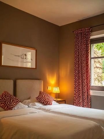 Gemütliches Schlafzimmer mit warmem Licht und dekorativen Akzenten