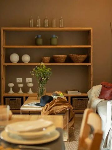 Wohnbereich mit stilvoller Dekoration und einladendem Essbereich