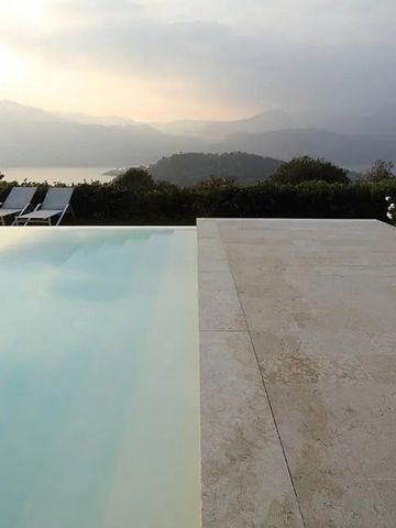 Infinity Pool mit Blick auf den See und die Berge bei Sonnenuntergang