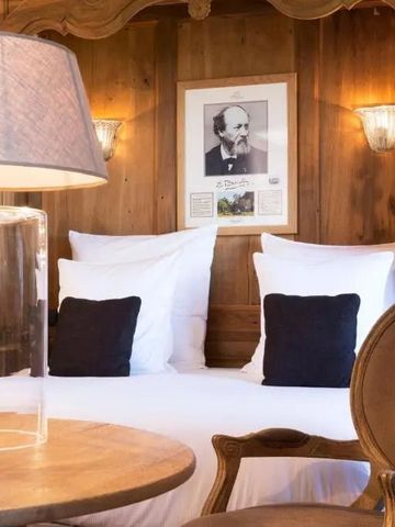 Gepflegtes Schlafzimmer mit Holzwänden und gemütlichen Bett