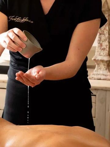 Nahaufnahme einer Massagebehandlung in einem elegant eingerichteten Spa-Raum