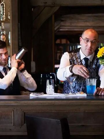 Barkeeper bei der Zubereitung von Cocktails in einer eleganten Hotelbar