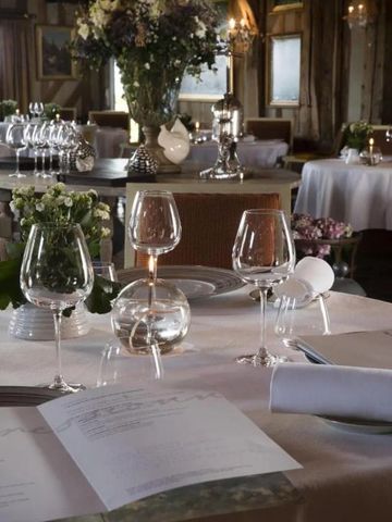 Elegantes Restaurant mit gedecktem Tisch und blumiger Dekoration
