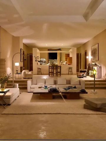 Geräumiges Wohnzimmer mit stilvoller Dekoration und gemütlicher Beleuchtung