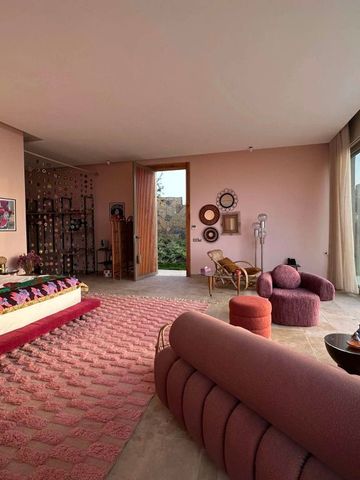 Geräumiges Zimmer mit rosa Akzenten und Blick ins Grüne