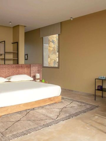 Minimalistisches Schlafzimmer mit Doppelbett und Teppich