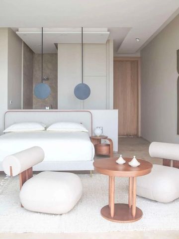 Luxuriöses Schlafzimmer mit Designer-Möbeln und Dekoration