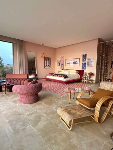 Suite mit Panoramafenster und stilvoller Einrichtung