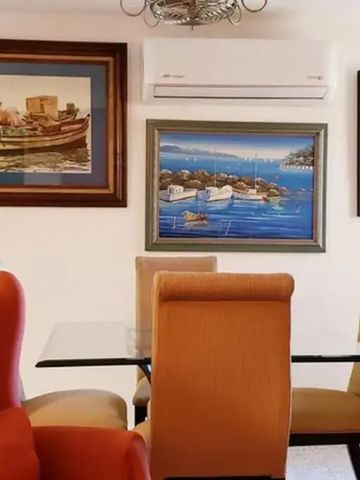 Essbereich mit stilvollen Stühlen und dekorativen Gemälden